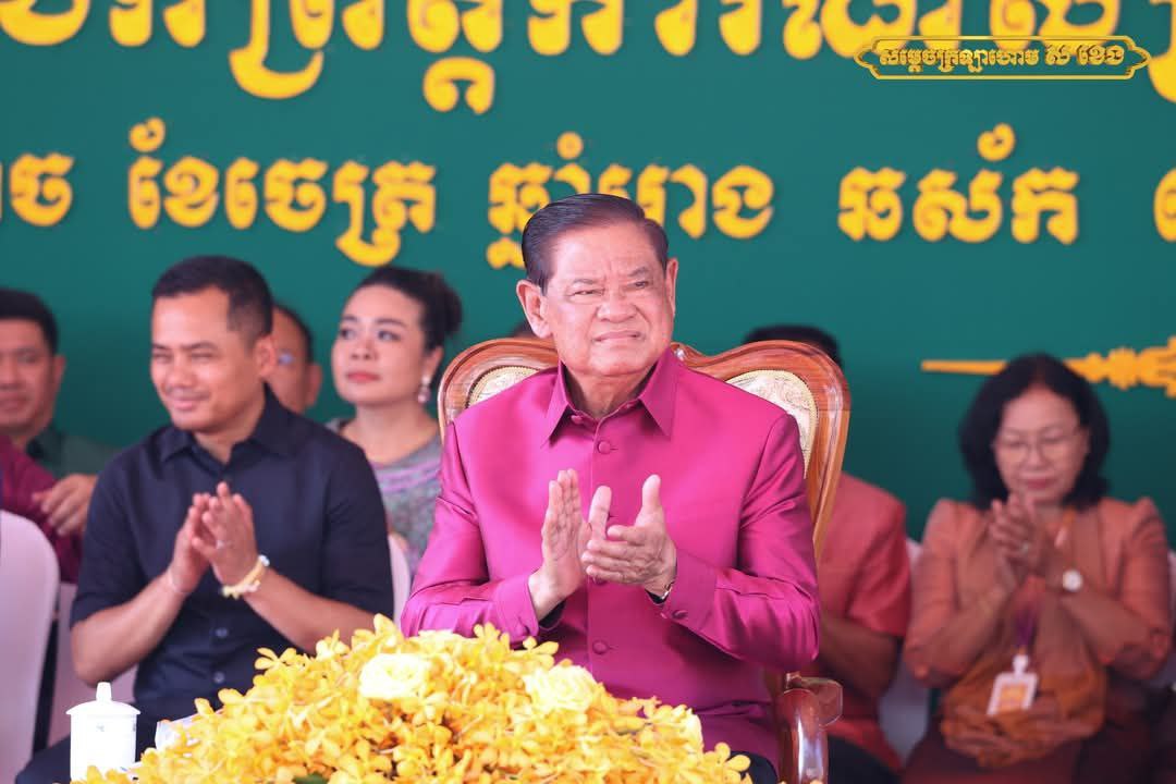 នាព្រឹកថ្ងៃអាទិត្យ ១រោច ខែចេត្រ ឆ្នាំរោង ឆស័ក ព.ស.២៥៦៨ ត្រូវនឹងថ្ងៃទី១៣ ខែមេសា ឆ្នាំ២០២៥ នេះ សម្ដេចក្រឡាហោម ស ខេង ឧត្តមប្រឹក្សាផ្ទាល់ព្រះមហាក្សត នៃព្រះរាជាណាចក្រកម្ពុជា និងជាអ្នកតំណាងរាស្ត្រមណ្ឌលខេត្តបាត់ដំបង បានអញ្ជើញជាអធិបតីក្នុងពិធីបើកព្រឹត្តិការណ៍ «សង្ក្រាន្តបាត់ដំបង ២០២៥»។