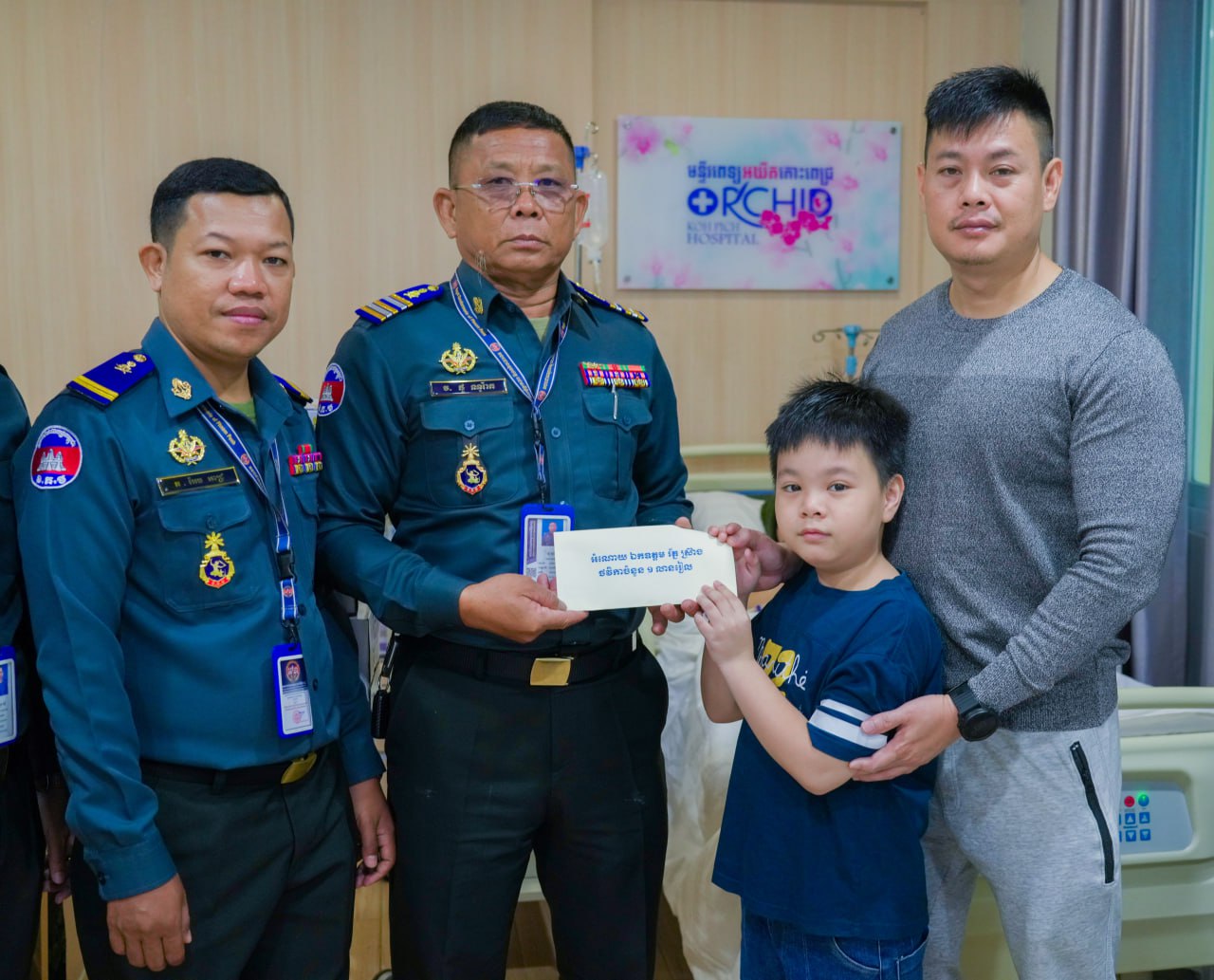 ក្រុមការងារ អាវុធហត្ថរាជធានីភ្នំពេញ នាំយកអំណោយចុះសួរសុខទុក្ខគ្រួសារ លោកប្រធានមន្ទីរ ដែលមានប្រពន្ធទើបសម្រាលកូន!