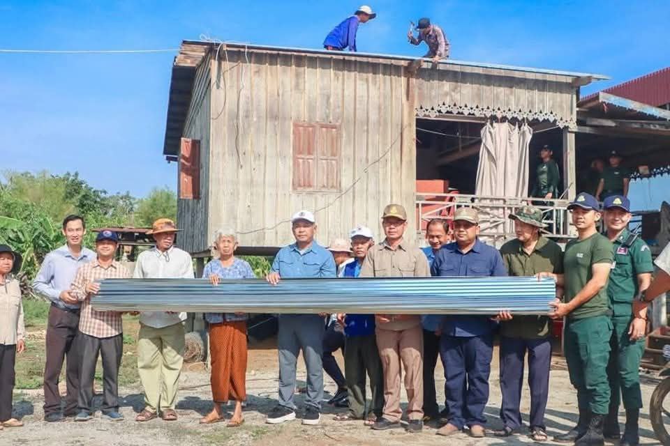 កម្លាំងនគរបាល សហការជាមួយអាជ្ញាធរមូលដ្ឋាន ចុះជួយជួសជុលផ្ទះជូនប្រជាពលរដ្ឋ នៅក្រុងសិរីសោភ័ណ ដែលរងគ្រោះដោយសារខ្យល់កន្ត្រាក់ ក្រោយពីភ្លៀងមួយមេធំ