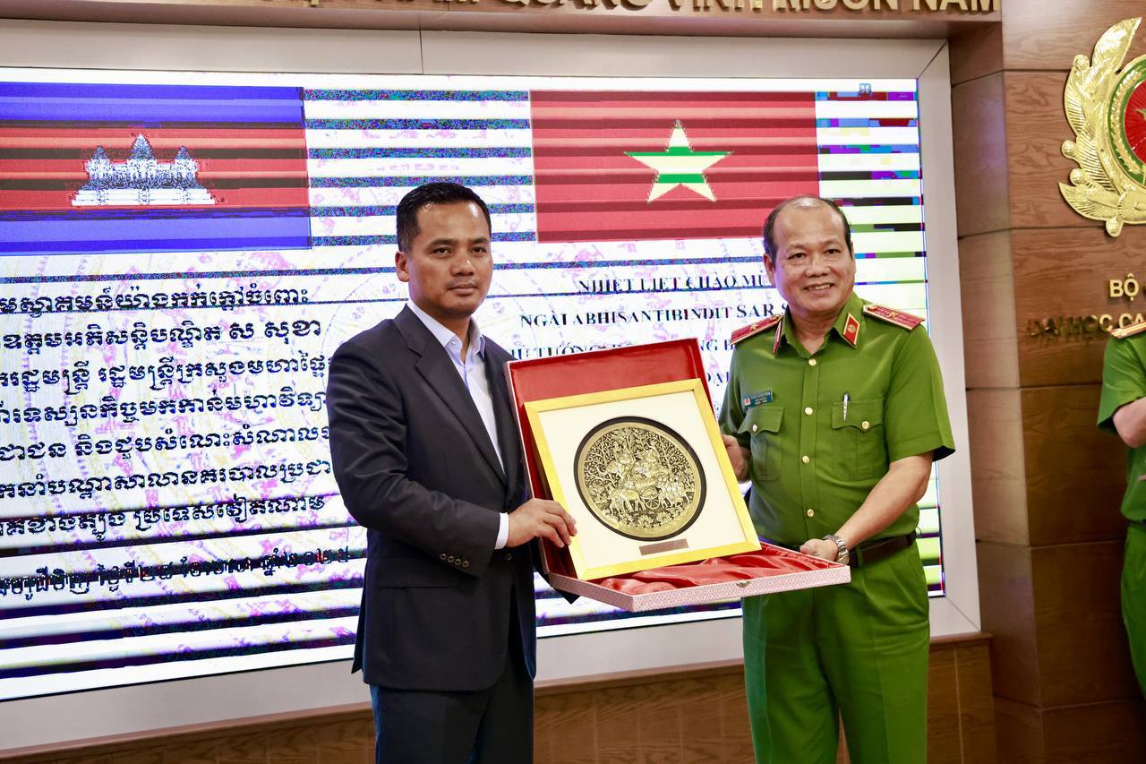 ឯកឧត្តមអភិសន្តិបណ្ឌិត ស សុខា ជួបថ្នាក់ដឹកនាំសាលានគរបាលប្រជាជន ភាគខាងត្បូងប្រទេសវៀតណាម