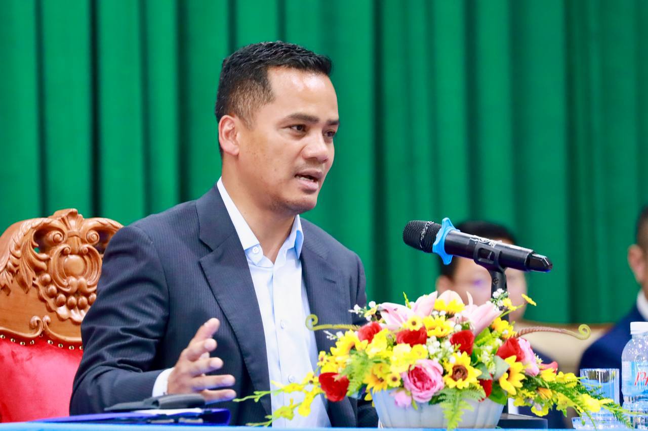 ឯកឧត្ដមអភិសន្តិបណ្ឌិត ស សុខា អញ្ជើញសំណេះសំណាល និងផ្ដល់ការណែនាំទៅកាន់សិក្ខាកាមមន្ត្រីក្រសួងមហាផ្ទៃ ដែលកំពុងសិក្សានៅភាគខាងត្បូង នៃប្រទេសវៀតណាម