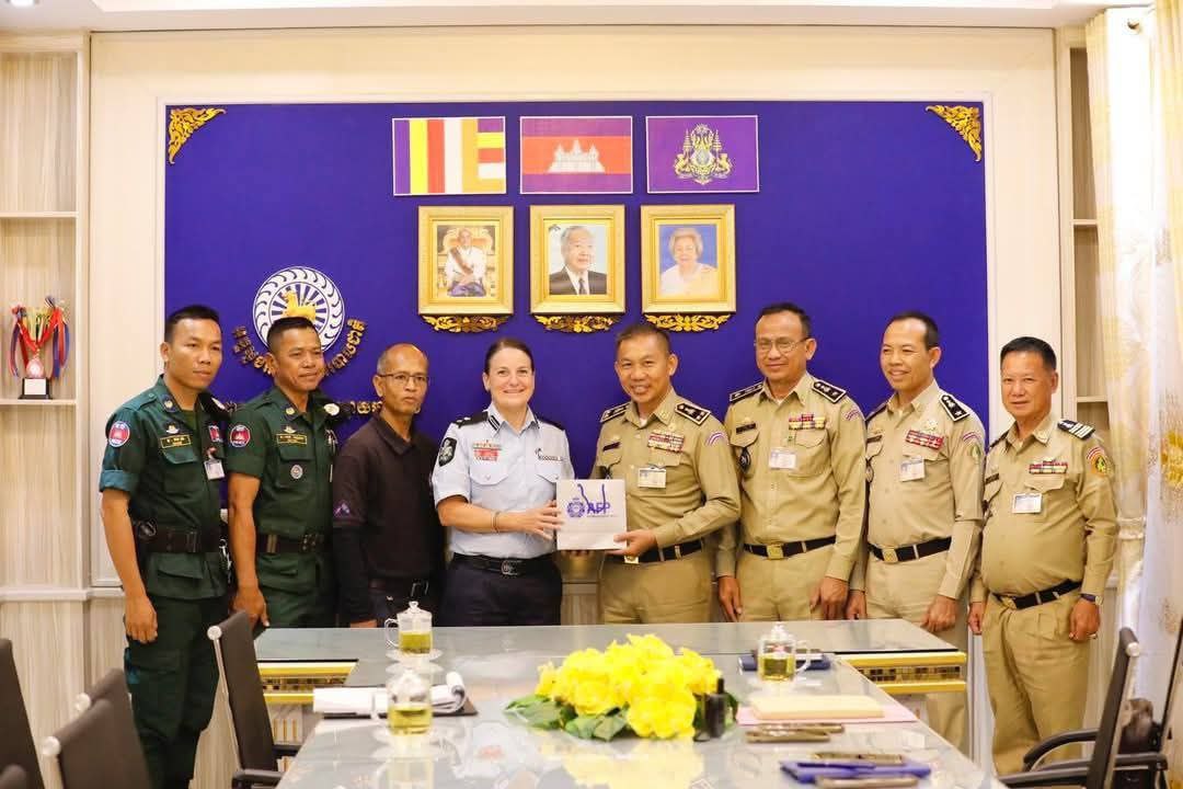 លោកស្រី រ៉ែឈល ប៊ល (Rachel Ball) នាយនគរបាលជាន់ខ្ពស់ នៃនគរបាលសហព័ន្ធអូស្ត្រាលី ប្រចាំរាជធានីភ្នំពេញ អញ្ជើញចូលជួបសំដែងការគួសមជាមួយថ្នាក់ដឹកនាំស្នងការ នៃស្នងការដ្ឋាននគរបាលខេត្តបន្ទាយមានជ័យ