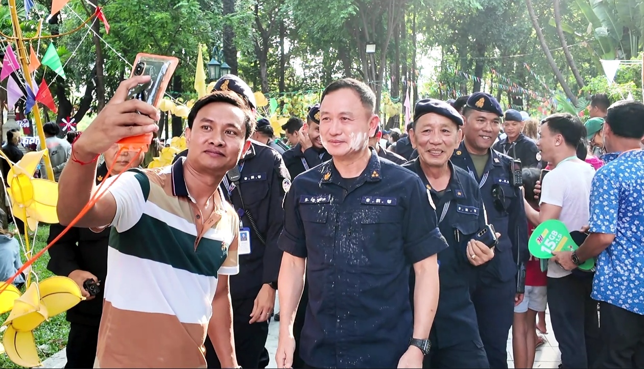 អាវុធហត្ថរាជធានីភ្នំពេញ បង្ហាញសកម្មភាព ចូលរួមការពារក្នុងកម្មវិធី “សង្ក្រាន្តវត្តភ្នំ” ដោយជោគជ័យ និងក្តីមោទន!