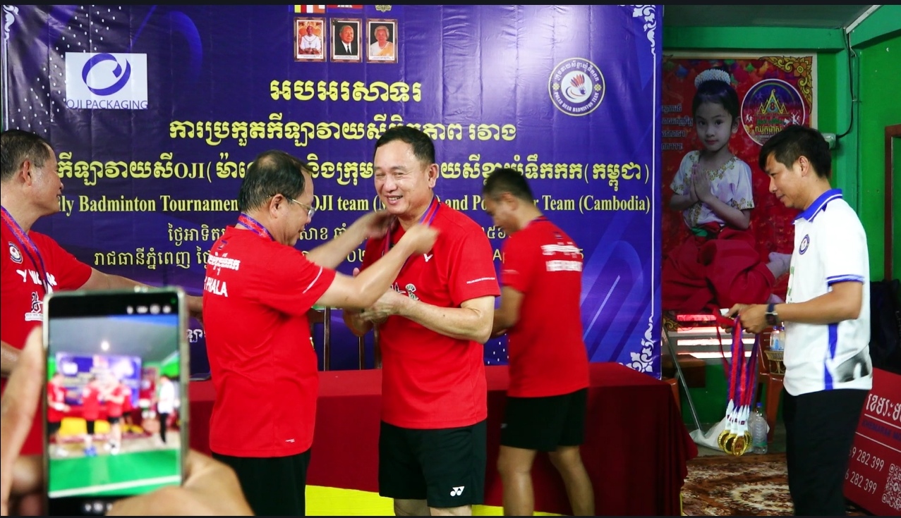 គួរឲ្យចាប់អារម្មណ៍ណាស់ ធ្លាប់តែឃើញ មេអាវុធហត្ថរាជធានីភ្នំពេញ ប្រកួតវាយសីជាមួយខ្មែរគ្នាឯង ឥឡូវឈានទៅប្រកួត ឈ្នះក្រុមម៉ាឡេស៊ី ក្នុងការប្រកួត វាយគូបុរស អាយុបូកគ្នា លើស100ឆ្នាំ!