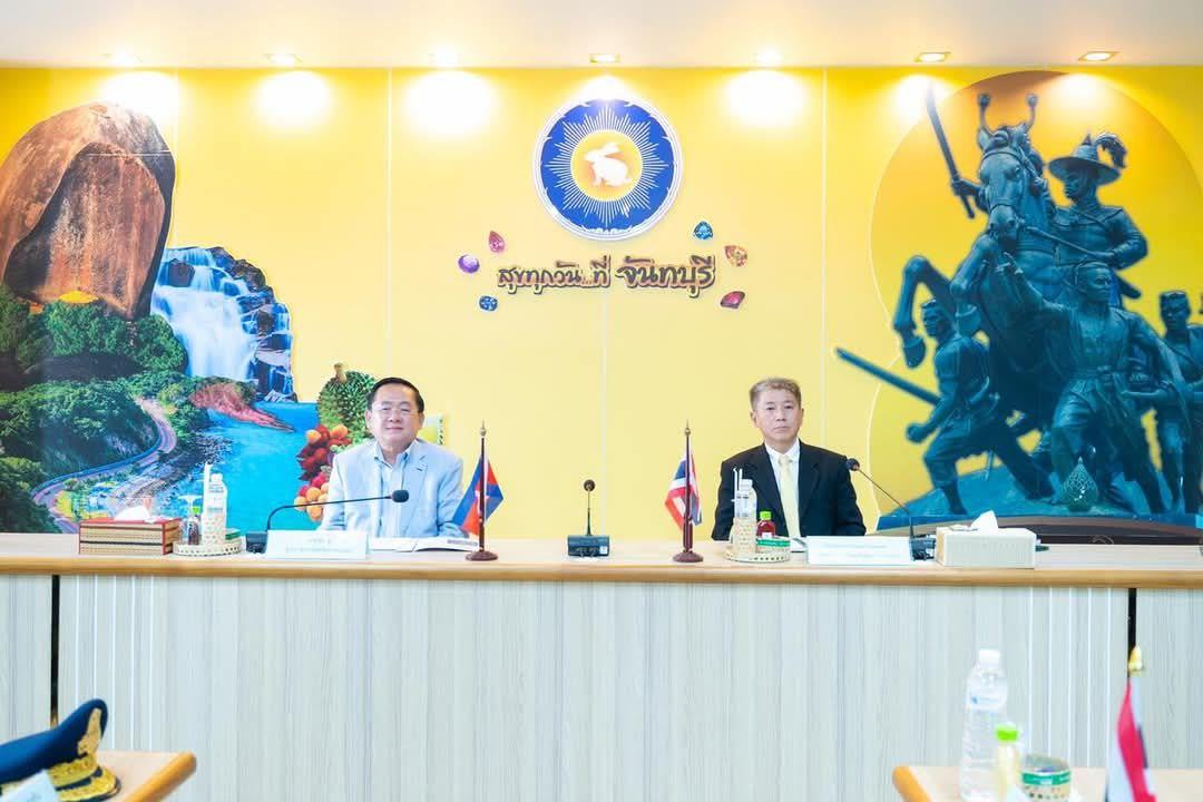 អភិបាលខេត្តបាត់ដំបង និងអភិបាលខេត្តចន្ទបុរី ជួបពិភាក្សាការងារដើម្បីពង្រឹងកិច្ចសហប្រតិបត្តិការ និងសម្ព័ន្ធមេត្រីភាពរវាងខេត្តជាប់ព្រំដែន នៃប្រទេសទាំង២