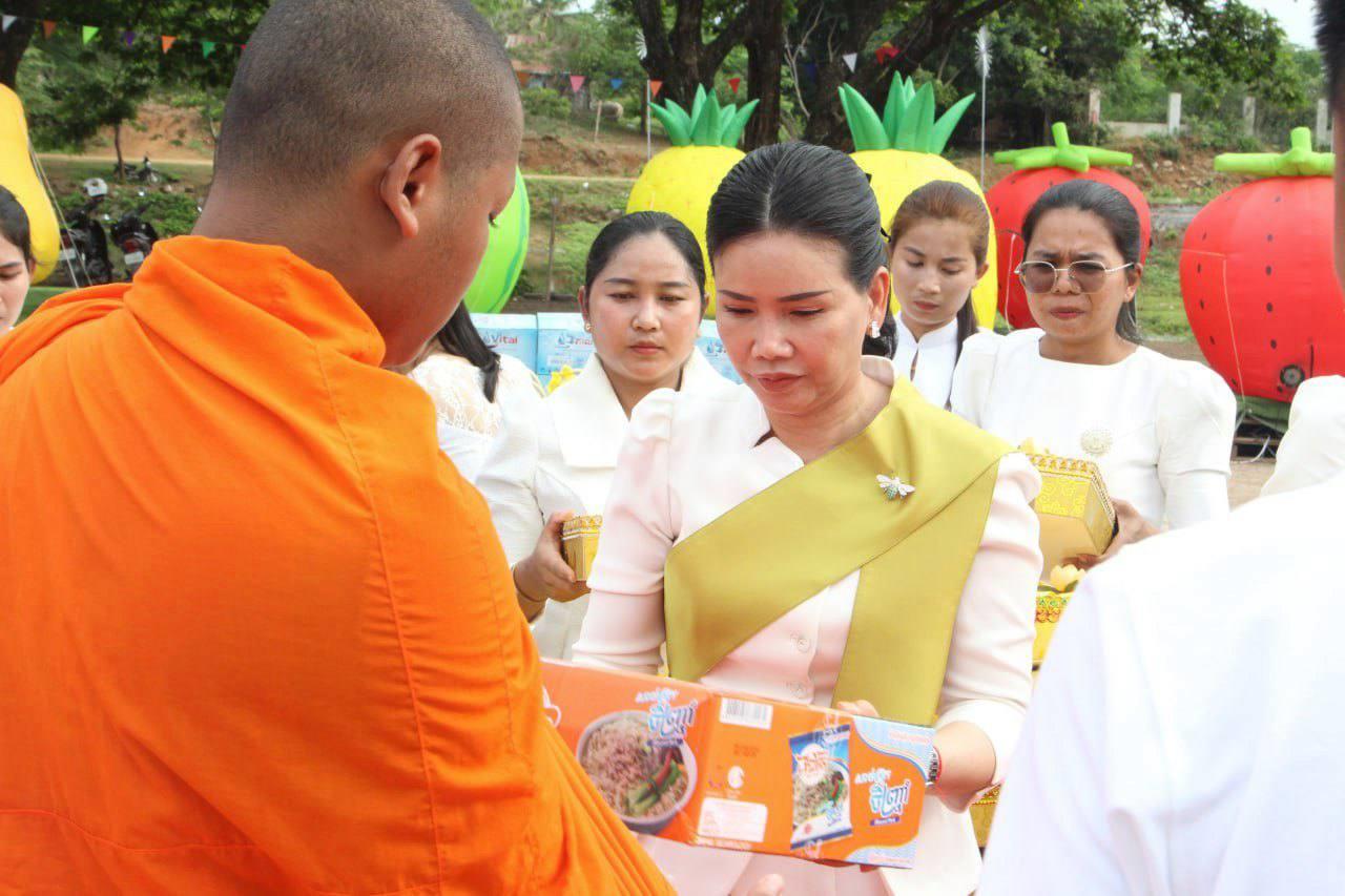 រដ្ឋបាលខេត្តប៉ៃលិន រាប់បាត្រព្រះសង្ឃ៧៦អង្គ ក្នុងឱកាសបុណ្យចូលឆ្នាំថ្មីប្រពៃណីជាតិខ្មែរ