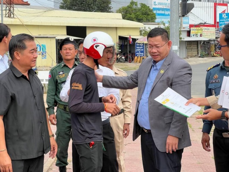 យុទ្ធនាការអប់រំផ្សព្វផ្សាយច្បាប់ចរាចរណ៍ផ្លូវគោក រៀបចំកម្រងសំណួរ ចម្លើយ ចែកមួកសុវត្ថិភាព និងសំភារៈសុវត្ថិភាពចរាចរណ៍ ដល់ប្រជាពលរដ្ឋ