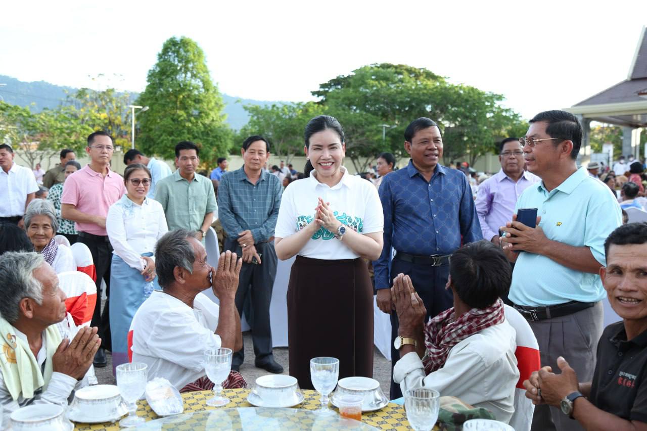 ឯកឧត្តម អ៊ី ឈាន និងលោកជំទាវ បាន ស្រីមុំ រៀបចំអាហារសា​មគ្គី ជូនជ​នពិការ និងចាស់ជ​រាគ្មានទីពឹ​ងជាង ១០​០០នាក់ ក្នុងឱកា​សបុណ្យចូលឆ្នាំថ្មីប្រ​ពៃណីជាតិខ្មែរ