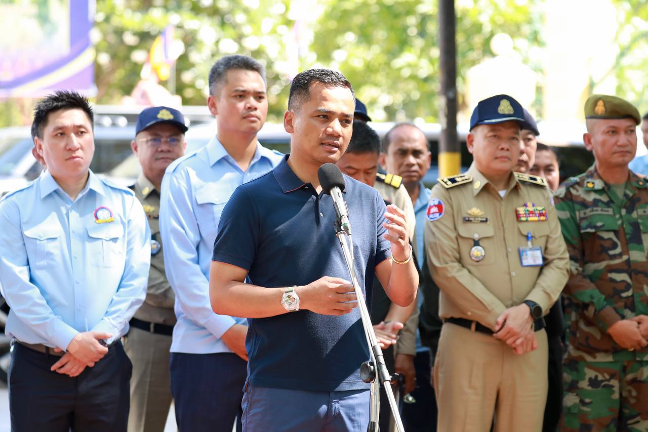 ឯកឧត្តមអភិសន្តិបណ្ឌិត ស សុខា អញ្ជើញជួបសំណេះសំណាល និងប្រគល់អំណោយជូនកងកម្លាំង និងក្រុមការងារចូលរួមក្នុងការរៀបចំព្រឹត្តិការណ៍ “សង្ក្រាន្តបាត់ដំបង ២០២៥”!