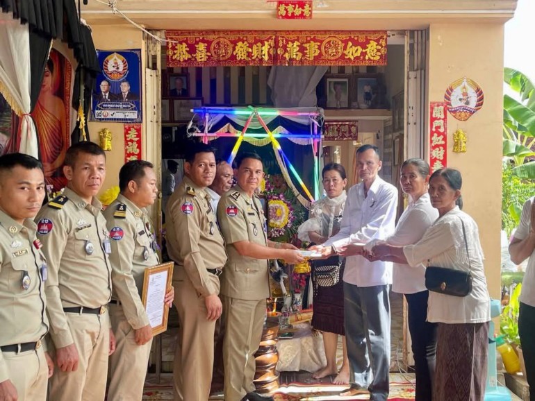 លោក​ឧត្តមសេនីយ៍ទោ ដាញ់ អេង​ប៊ុន​ចាន់ ចាត់តាំង​តំណាង​នាំយក​ថវិកា ប្រគល់​ជូន​សមាជិកសមាគម​(​ស​.​ម​. ន​) ​ដែល​ភរិយា​បាន​ទទួល​មរណ​ភាព