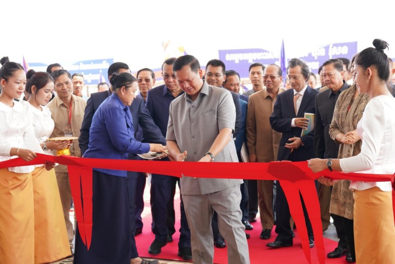 សម្តេច​មហា​បវរ​ធិបតី ហ៊ុន ម៉ា​ណែ​ត នាយករដ្ឋមន្ត្រី​នៃ​ព្រះរាជាណាចក្រ​កម្ពុជា សម្ពោធ​បើក​ឱ្យ​ប្រើប្រាស់​ជា​ផ្លូវការ «​កំពង់ផែ​ទេសចរណ៍​អន្តរជាតិ​កំពត​»
