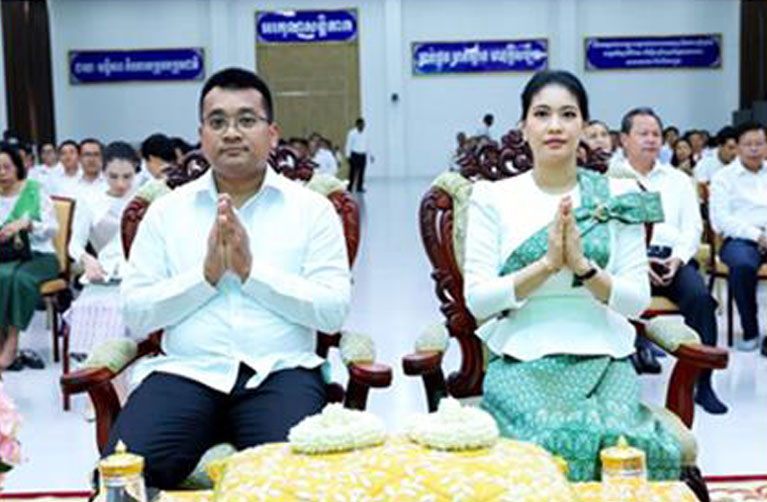 ឯកឧត្តម ប៉េង ពោធិ៍​នា រដ្ឋមន្ត្រីក្រសួង​សាធារណការ និង​ដឹកជញ្ជូន និង​លោកជំទាវ លឹម សូ​រីតា បរិច្ចាគ​ថវិកា ១​ម៉ឺន​ដុល្លារ ក្នុង​ឱកាស​ខួប​ទី​១៦២ ទិវា​ពិភពលោក​កាកបាទ​ក្រហម និង​អឌ្ឍចន្ទ​ក្រហម ៨ ឧសភា ឆ្នាំ​២០២៥