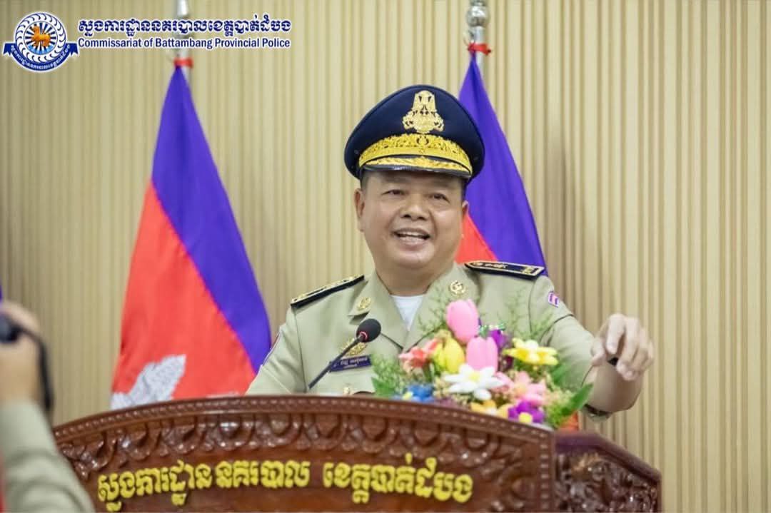 កម្លាំងនគរបាលខេត្តបាត់ដំបង ចុះផ្សព្វផ្យាយពី ច្បាប់ចរាចរណ៍ផ្លូវគោក គ្រឿងញៀន ការជួញដូរតាមប្រ​ព័ន្ធ​អនឡាញ និងបញ្ហាក្មេងទំនើងជូនដល់សិ​ស្សានុសិស្ស នៅអនុវិទ្យាល័យអូរម៉ាល់ ក្រុងបាត់ដំបង៖