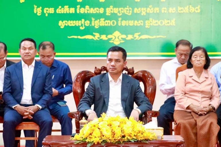 បញ្ចប់បេសកកម្មនៅប្រទេសវៀតណាម ឯកឧត្តមអភិសន្តិបណ្ឌិត ស សុខា អញ្ជើញសម្ពោធសមិទ្ធផលក្នុងស្នងការដ្ឋាននគរបាលខេត្តស្វាយរៀង និងផ្តល់គោលការណ៍ណែនាំពង្រឹងកិច្ចការនគរបាល