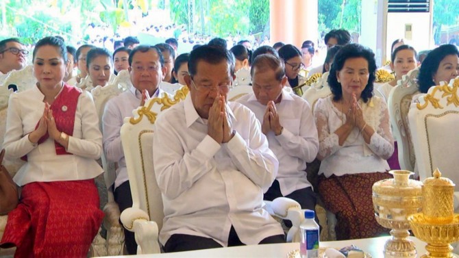 សម្តេចតេជោ ហ៊ុន សែន និងក្រុមគ្រួសារ ធ្វើបុណ្យទក្ខិណានុប្បទានគម្រប់ ៥ឆ្នាំ ឧទ្ទិសមហាកុសលជូនដល់វិញ្ញាណក្ខន្ធ អ្នកឧកញ៉ា ព្រឹទ្ធមហាឧបាសិកា ធម្មញ្ញាណវិវឌ្ឍនា ប៊ុន ស៊ាងលី