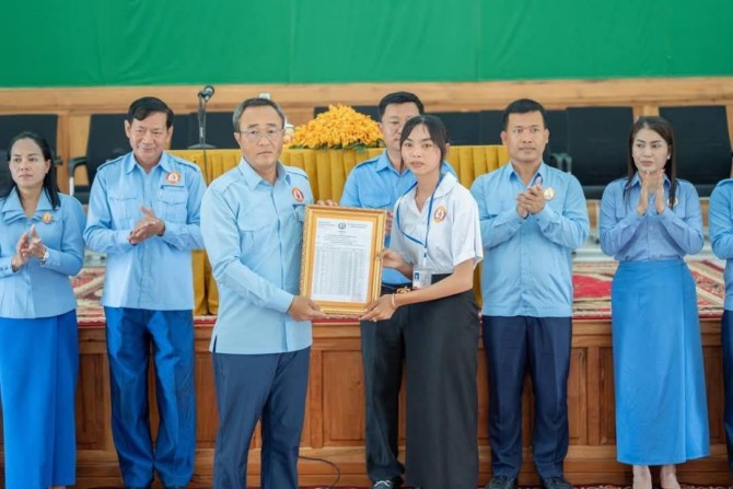 ប្រធានយុវជនគណបក្សប្រជាជនកម្ពុជាខេត្តព្រៃវែង ប្រកាសបញ្ចូលសមាជិកបក្សថ្មីជាយុវជន បានចំនួន ១៦៥នាក់ នៅស្រុកពារាំង