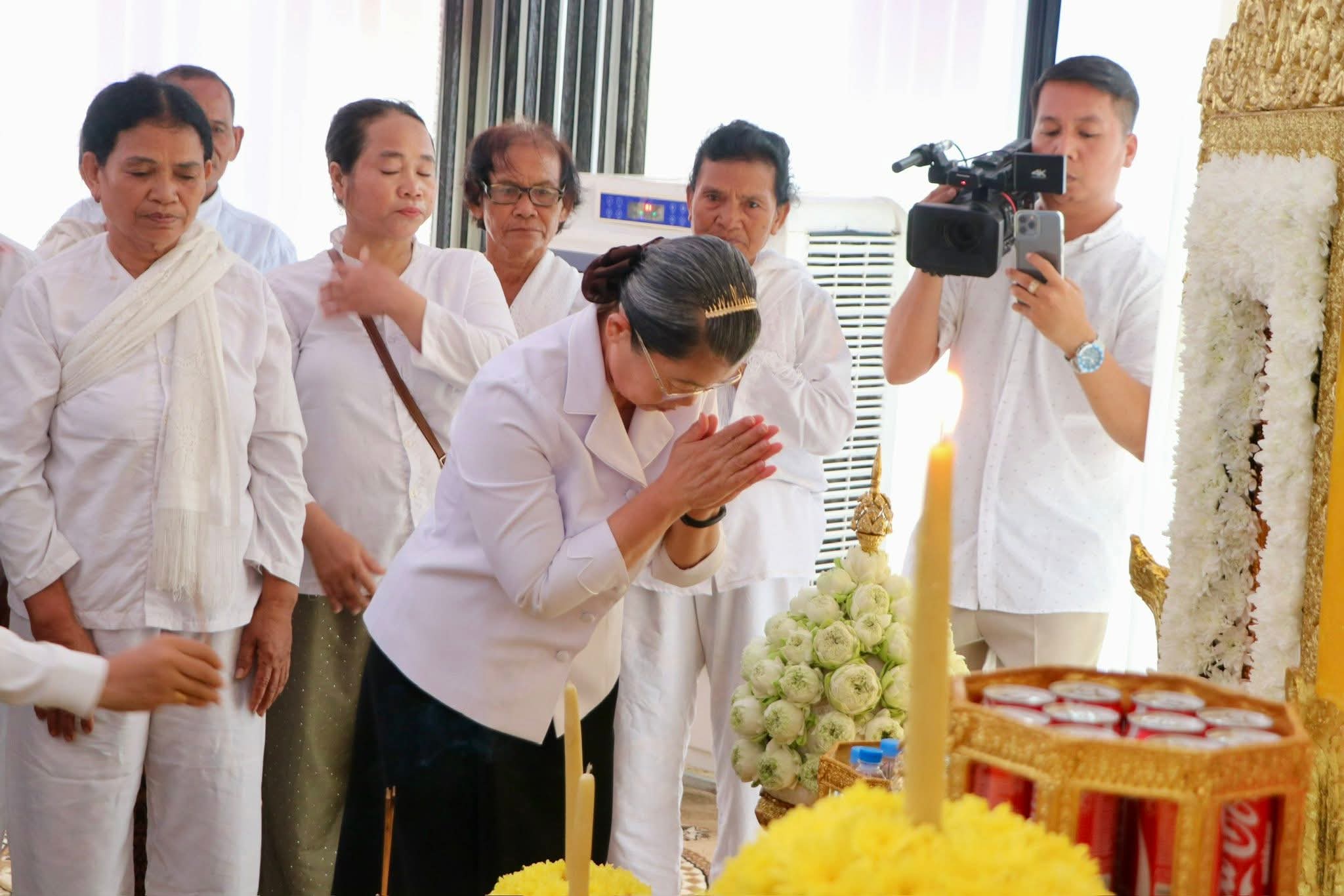 សម្តេចកិត្តិសង្គហបណ្ឌិត ម៉ែន សំអន​ អញ្ជេីញចូលរួមពិធីបុណ្យឧទ្ទិសកុសលជូនលោកអនុសេនីយ៍ឯក ញឹក ប៊ុនសោន ដែលបានពលីក្នុងបុព្វហេតុការពារទឹកដីលេីសមរភូមិមុខ