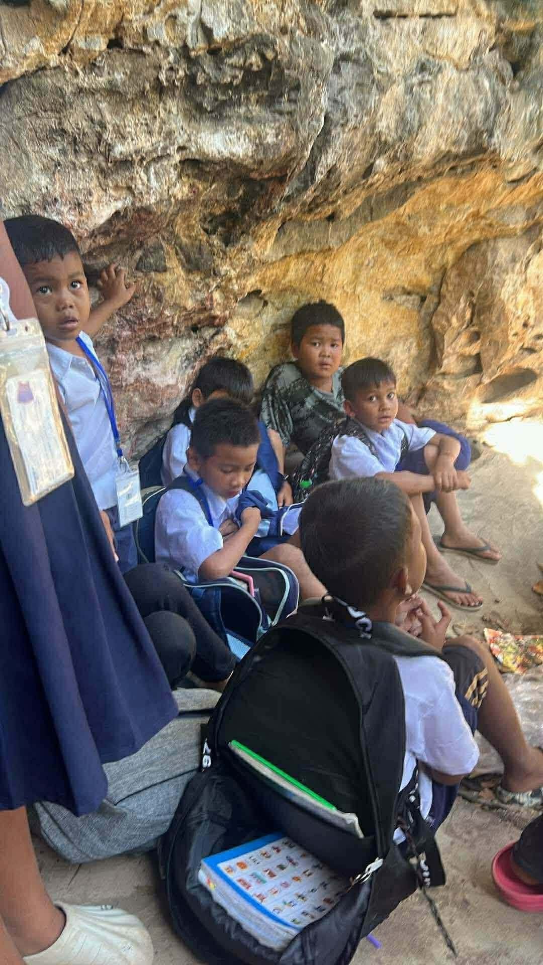 ដើម្បីឱ្យអន្តរជាតិបានដឹងឮកាន់តែខ្លាំងពីសកម្មភាពឈ្លានពានប្រដាប់អាវុធរបស់យោធាថៃមកលើអធិបតេយ្យនិងបូរណភាពដែនដីកម្ពុជា និងបានយកជនស៊ីវិលនិងហេដ្ឋរចនាសម្ព័ន្ធស៊ីវិលជាគោលដៅនៃការវាយប្រហារ, សូមបងប្អូនចូលរួមសរសេរសារថ្កោលទោសជាភាសាខ្មែរ ឬភាសាអង់គ្លេស និងភាសាផ្សេងៗទៀតដែលបងប្អូនចេះ ដើម្បីបកអាក្រាតនូវទង្វើអមនុស្សធម៌របស់យោធាថៃដែលបានធ្វើមកលើជាតិនិងប្រជាជនកម្ពុជា។ សំឡេងរបស់បងប្អូនមួយជាសំឡេងជនរងគ្រោះម្នាក់ដែលរងគ្រោះដោយការឈ្លានពានដ៏សាហាវឃោរឃៅរបស់យោធាថៃ។ សូមចូលរួមទាំងអស់គ្នាដើម្បីស្នើឱ្យអន្តរជាតិជួយអន្តរគមន៍បញ្ឈប់ទង្វើឈ្លានពាននេះ!