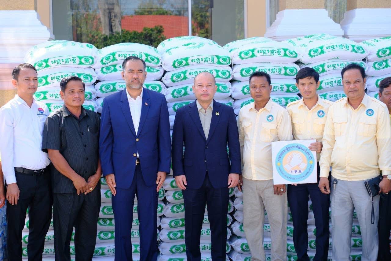 IPA ខេត្តស្វាយរៀង ប្រគល់អំណោយជូនរដ្ឋបាលខេត្តស្វាយរៀង សម្រាប់ឧបត្ថម្ភដល់សមរភូមិមុខ និងជនភៀសសឹក