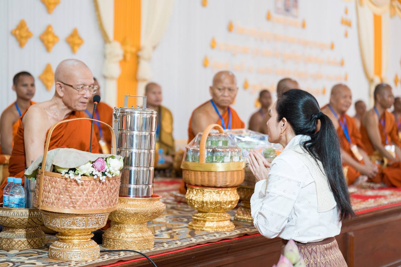 លោកជំទាវបណ្ឌិត ពេជ ចន្ទមុន្នី ហ៊ុនម៉ាណែត បានអញ្ជើញចូលរួមក្នុងទិវាបុណ្យរំឭកឧបការគុណ សម្ដេចព្រះមហាសង្ឃរាជ ជោតញ្ញាណោ ជួន ណាត និងក្រុមជំនុំព្រះត្រៃបិដកខ្មែរ លើកទី១៥ ដែលធ្វើឡើងនៅក្នុងវត្តរាជបូណ៌ ស្ថិតក្នុងក្រុងសៀមរាប ខេត្តសៀមរាប ។