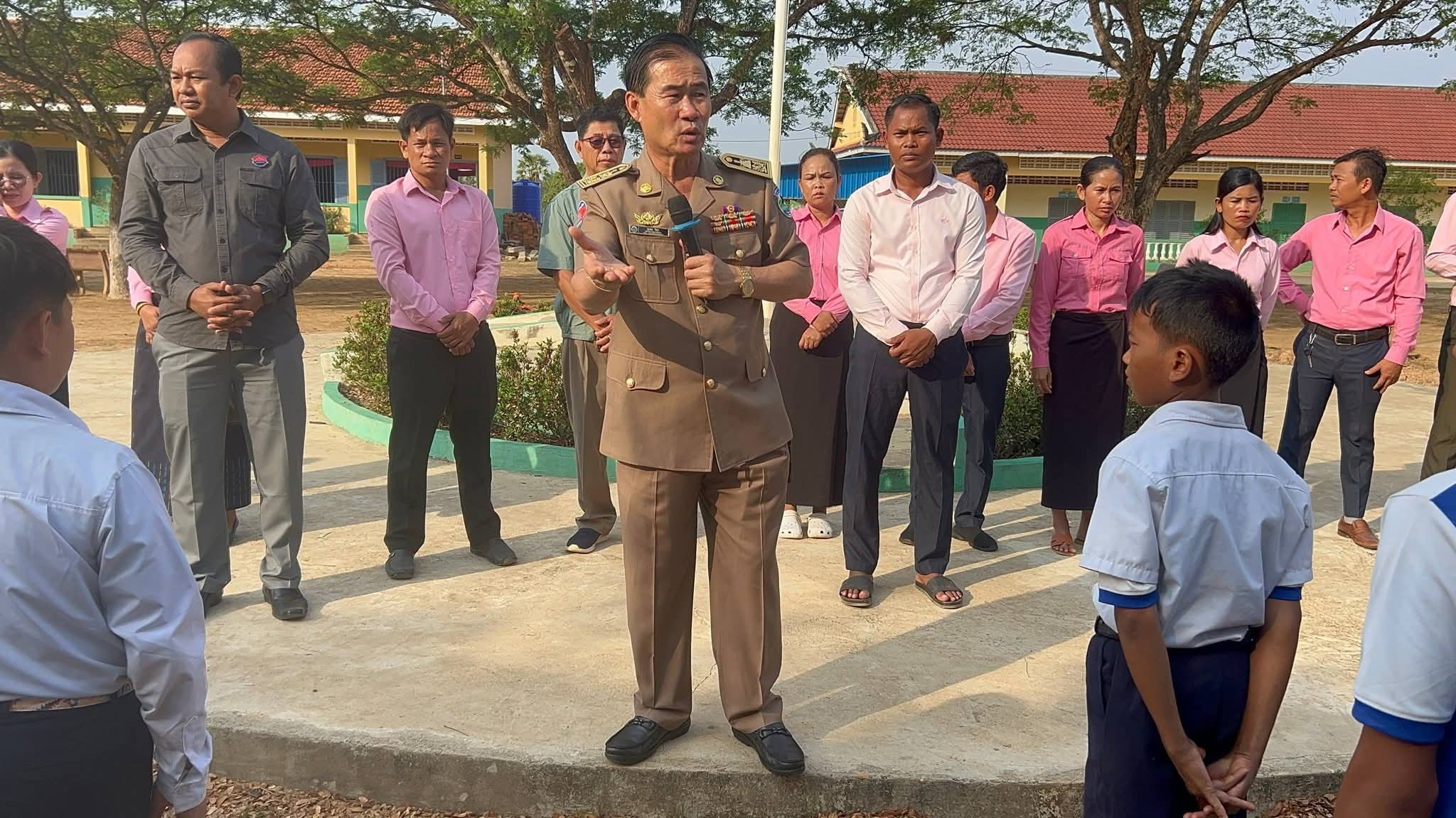 អភិបាលខេត្តពោធិ៍សាត់ ចុះពិនិត្យបរិស្ថាន អនាម័យ និងសំណេះសំណាលជាមួយ លោកគ្រូ អ្នកគ្រូ សិស្សានុសិស្សវិទ្យាល័យកោះស្វាយ