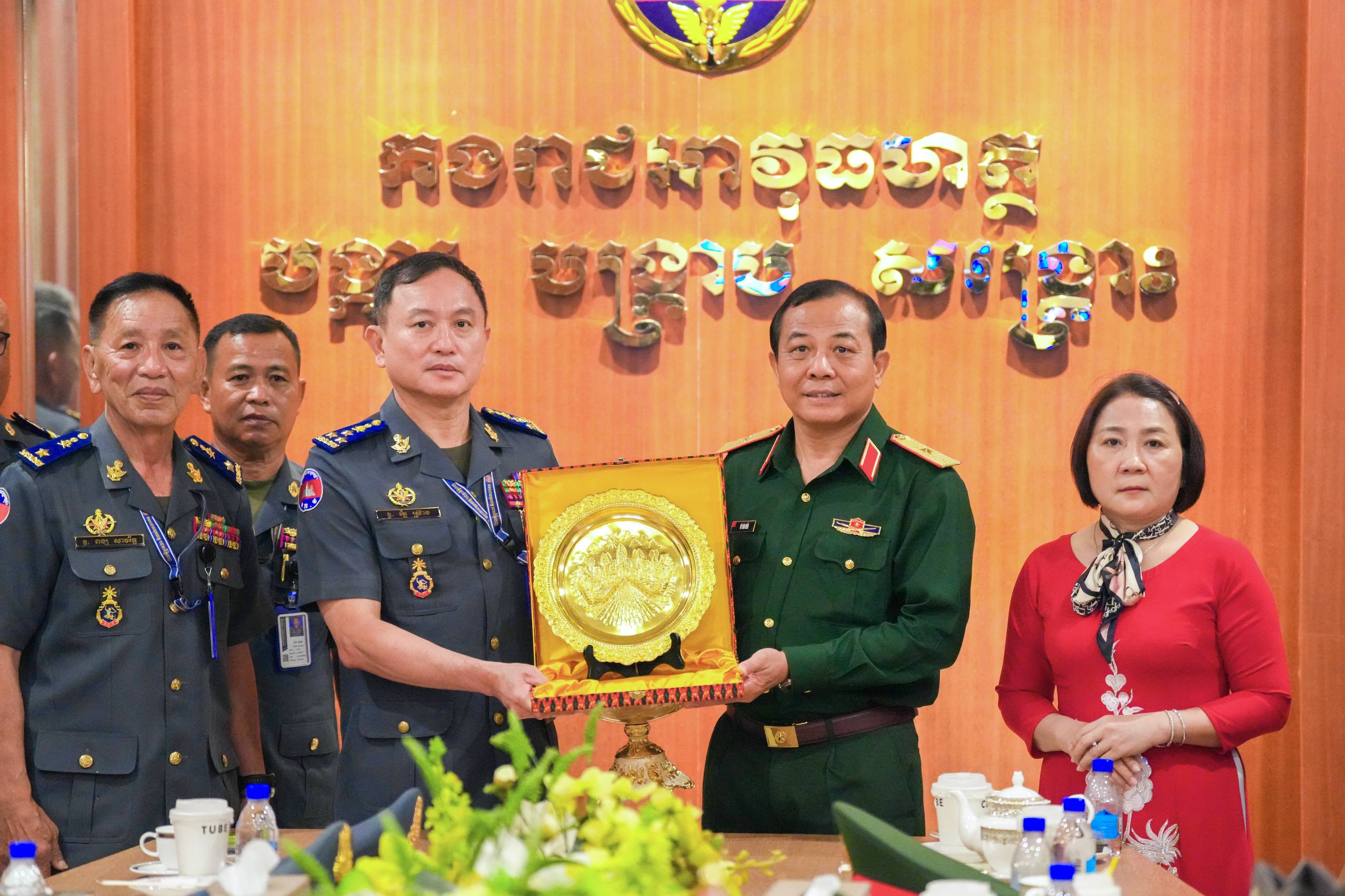 គណៈប្រតិភូបញ្ជាការដ្ឋានយោធាទីក្រុងហូជីមិញ ចូលជួបសំណេះសំណាល សួរសុខទុក្ខ និងជូនពរ អាវុធហត្ថរាជធានីភ្នំពេញ ក្នុងឱកាសបុណ្យចូលឆ្នាំថ្មីប្រពៃណីជាតិខ្មែរ!