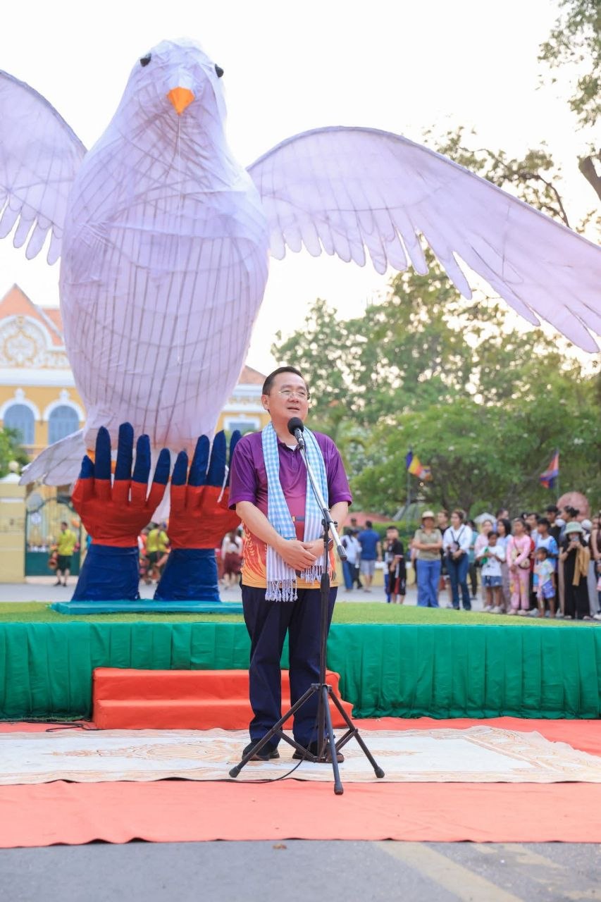 ឯកឧត្តម សុខ លូ អញ្ជើញជាអធិបតីក្នុងពិធីសម្ពោធរូបព្រាបសន្តិភាពដើម្បីឱ្យមន្រ្តីរាជការ និងប្រជាពលរដ្ឋសរសេរសារជូនពរវីរកងទ័ព និងវីរនគរបាល