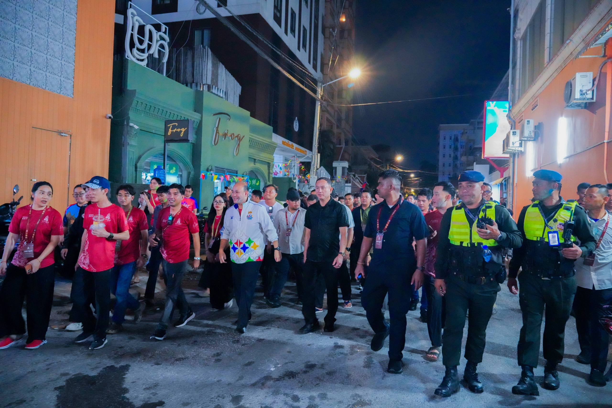 ឧត្តមសេនីយ៍ឯក រ័ត្ន ស្រ៊ាង ដឹកនាំកម្លាំងដោយផ្ទាល់ចូលរួមការពារសន្តិសុខ សុវត្ថិភាព ក្នុងព្រឹត្តិការណ៍ នគរសង្ក្រាន្ត រាជធានីភ្នំពេញ!