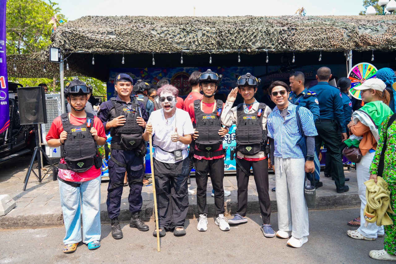 សកម្មភាពក្នុងថ្ងៃទី២ នៃព្រឹត្តិការណ៍ នគរសង្ក្រាន្ត នាឱកាសពិធីបុណ្យចូលឆ្នាំថ្មី ប្រពៃណីជាតិខ្មែរ មានបងប្អូនប្រជាពលរដ្ឋ ក៏ដូចជាភ្ញៀវទេសចរណ៍ជាតិ-អន្តរជាតិ បន្តចូលរួមទស្សនា ស្តង់ពិព័រណ៌ផ្សព្វផ្សាយពី តួនាទី ភារកិច្ច សកម្មភាពការងាររបស់អាវុធហត្ថរាជធានីភ្នំពេញ និងលេខទូរស័ព្ទអន្តរាគមន៏បន្ទាន់ (Emergency Hotline) 1291 ព្រមទាំងបានចូលរួមឆ្លើយសំណួរ ប្រកួតកីឡា និងលេងល្បែងប្រជាប្រិយដើម្បីទទួលបានរង្វាន់ជាច្រើនជាមួយ កងរាជអាវុធហត្ថរាជធានីភ្នំពេញ យ៉ាងច្រើនកុះករ នៅទីតាំងលើសួនមុនីហទ័យ (សួនច្បារស្ពាននាគ វត្តភ្នំ) នៅផ្លូវលេខ៥១ កែង១០៦ រាជធានីភ្នំពេញ។