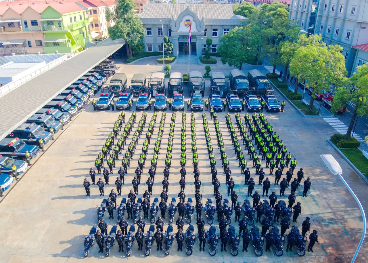 កម្លាំងអាវុធហត្ថរាជធានីភ្នំពេញ ចូលរួមការពារសន្តិសុខ សុវត្ថិភាព រក្សាសណ្ដាប់ធ្នាប់ នៅតាមបណ្ដាគោលដៅនានាដែលបានរៀបចំពិធីកំសាន្តសប្បាយក្នុងព្រឹត្តិការណ៍ នគរសង្ក្រាន្ត រាជធានីភ្នំពេញ!