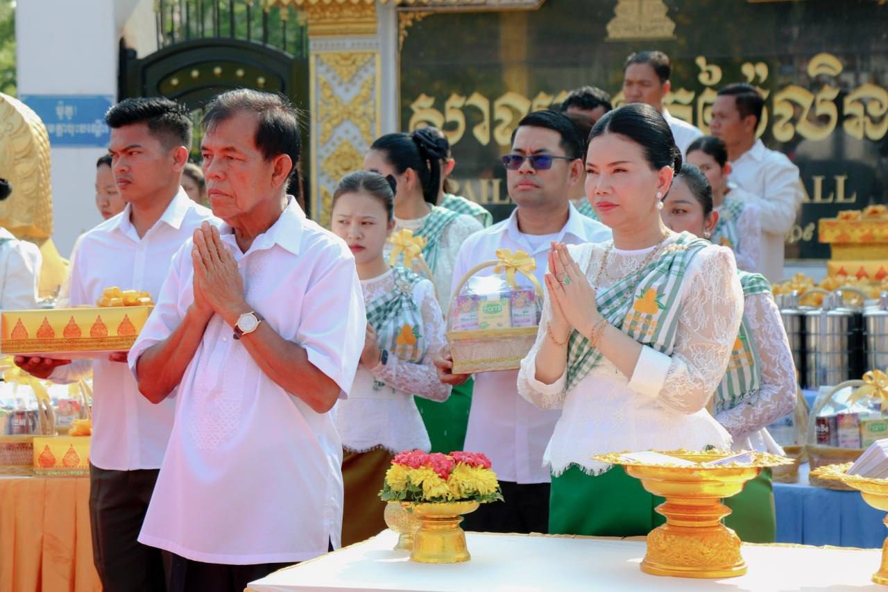 ថ្នាក់ដឹកនាំ មន្ត្រីរាជការខេត្តប៉ៃលិន រាប់បាត្រព្រះសង្ឃ ៧៩អង្គ ដើម្បីឧទ្ទិសកុសលជូនវីរកងទ័ព ដែលពលីជីវិត ក្នុងឱកាសបុណ្យចូលឆ្នាំថ្មីប្រពៃណីជាតិខ្មែរ