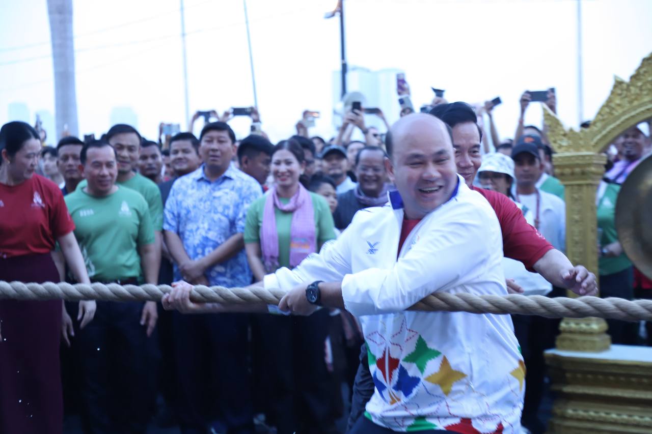 ឧបនាយករដ្ឋមន្ត្រី ហ៊ុន ម៉ានី ដឹកនាំប្រជាពលរដ្ឋ និងភ្ញៀវទេសចរជាតិ-អន្តរជាតិ លេងល្បែងទាញព្រ័ត្រមិត្តភាពយ៉ាងវែង នៅលើផ្លូវថ្មើរជើងចតុមុខនៅថ្ងៃទី១នៃបុណ្យចូលឆ្នាំខ្មែរ