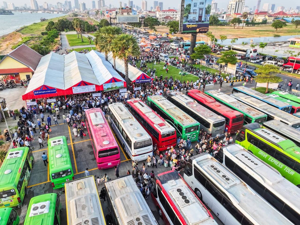 រយៈពេល៦ថ្ងៃ មានពលរដ្ឋជិត ១២ម៉ឺននាក់ ទទួលសេវារថយន្តក្រុងសាធារណៈដោយឥតគិតថ្លៃ របស់រដ្ឋបាលរាជធានីភ្នំពេញ ដើម្បីជិះទៅលេងស្រុកកំណើតក្នុងឱកាសពិធីបូណ្យចុលឆ្នាំថ្មី 