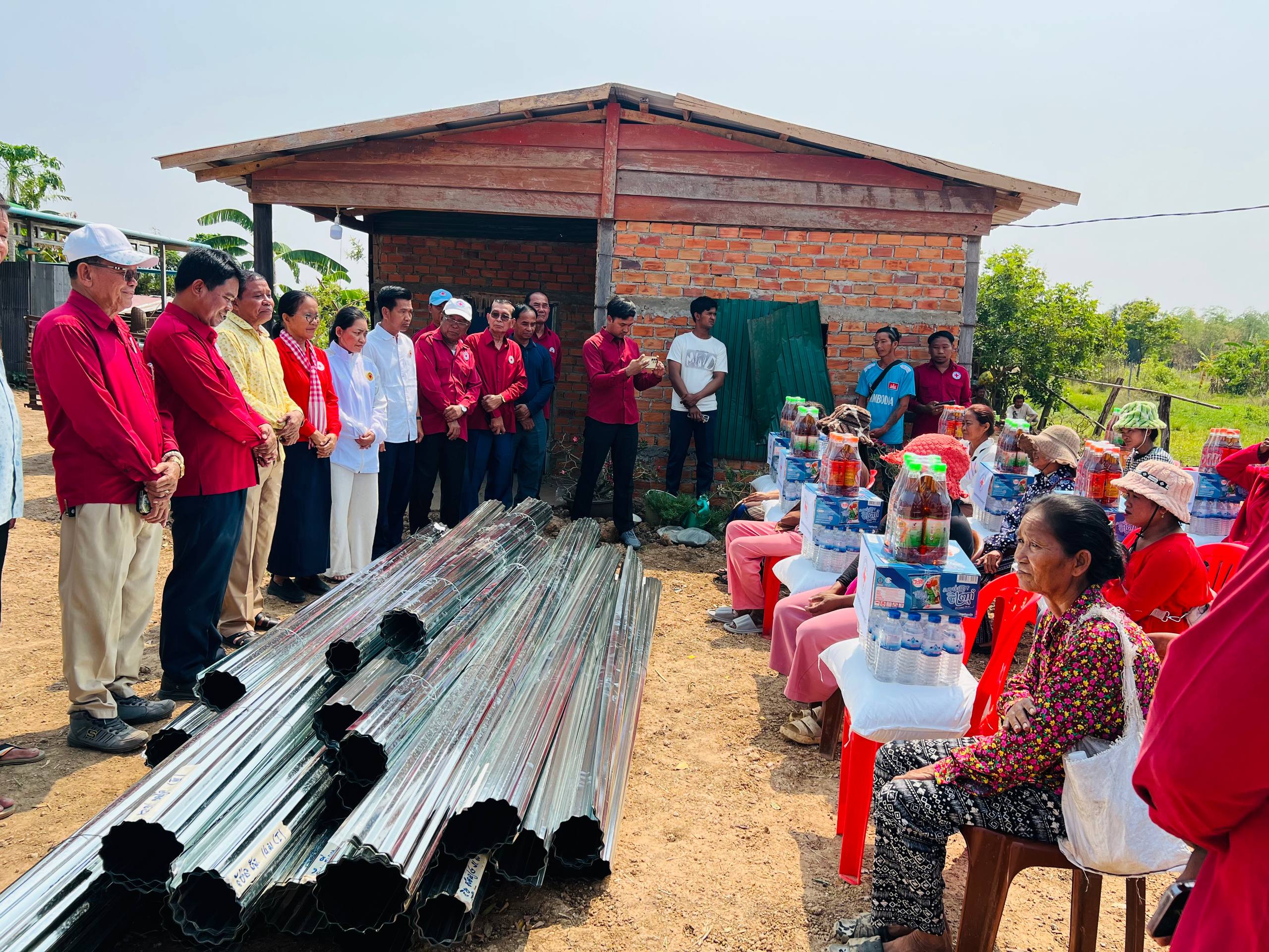 ប្រជាពលរដ្ឋរងគ្រោះ​ទាំង​២២គ្រួសារ ម​កពីភូមិ​ចំនួន​៦ ក្នុង​ឃុំស្ទឹ​ងត្រង់ ស្រុកសា​លាក្រៅ​ ទទួលអំ​ណោយ មនុស្សធម៌​ពីកាក​បាទក្រហ​មកម្ពុ​ជា