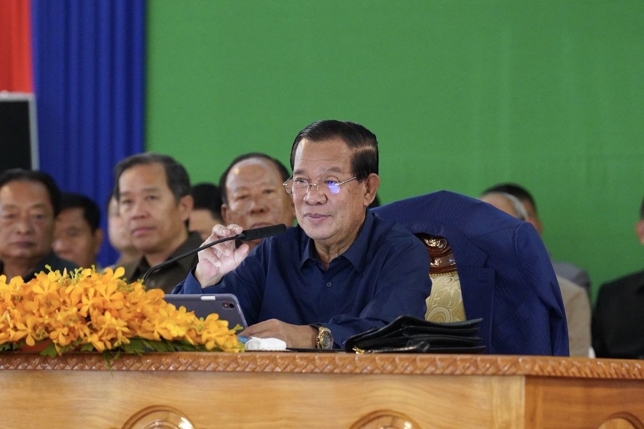 ព្រឹកថ្ងៃនេះ សម្តេចតេជោ ហ៊ុន សែន អញ្ជើញជួបសំណេះសំណាលជាមួយក្រុមប្រឹក្សា និងថ្នាក់ដឹកនាំមន្ទីរ អង្គភាពជុំវិញខេត្តកំពង់ស្ពឺ