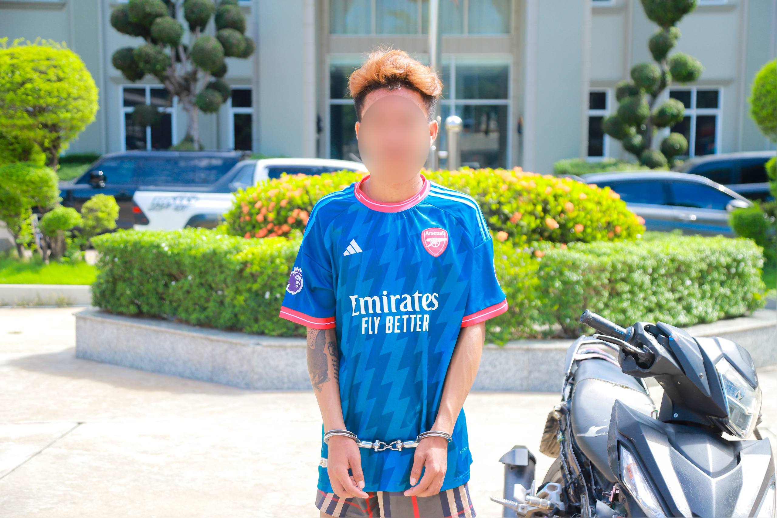 អាវុធហត្ថរាជធានីភ្នំពេញ ឃាត់ខ្លួនជនសង្ស័យម្នាក់ ពាក់ព័ន្ធករណីហិង្សាដោយចេតនា ដោយប្រើកូនកាំបិតចាក់ទៅលើនារីជាគូស្នេហ៍បណ្ដាលឱ្យរងរបួស!