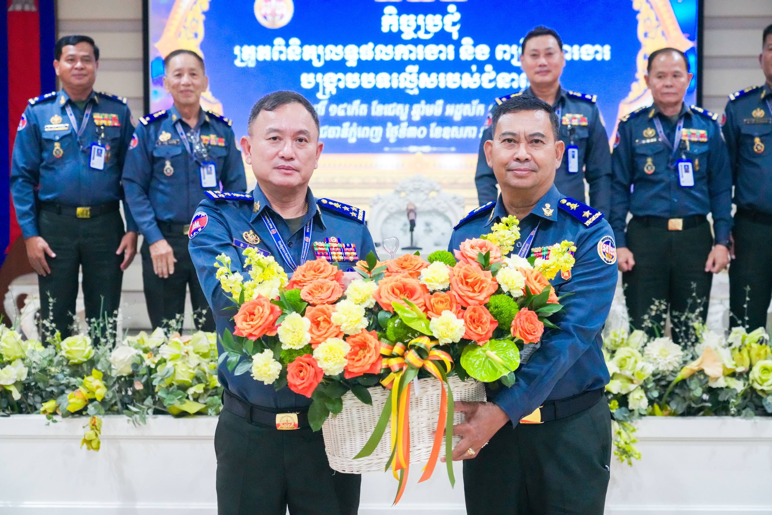 ឧត្តមសេនីយ៍ឯក រ័ត្ន ស្រ៊ាង បើកកិច្ចប្រជុំត្រួតពិនិត្យលទ្ធផលការងារ និងពង្រឹងការងារស្រាវជ្រាវបង្រ្កាបបទល្មើស ព័ត៌មានសន្តិសុខ និងប្រតិបត្តិការ!