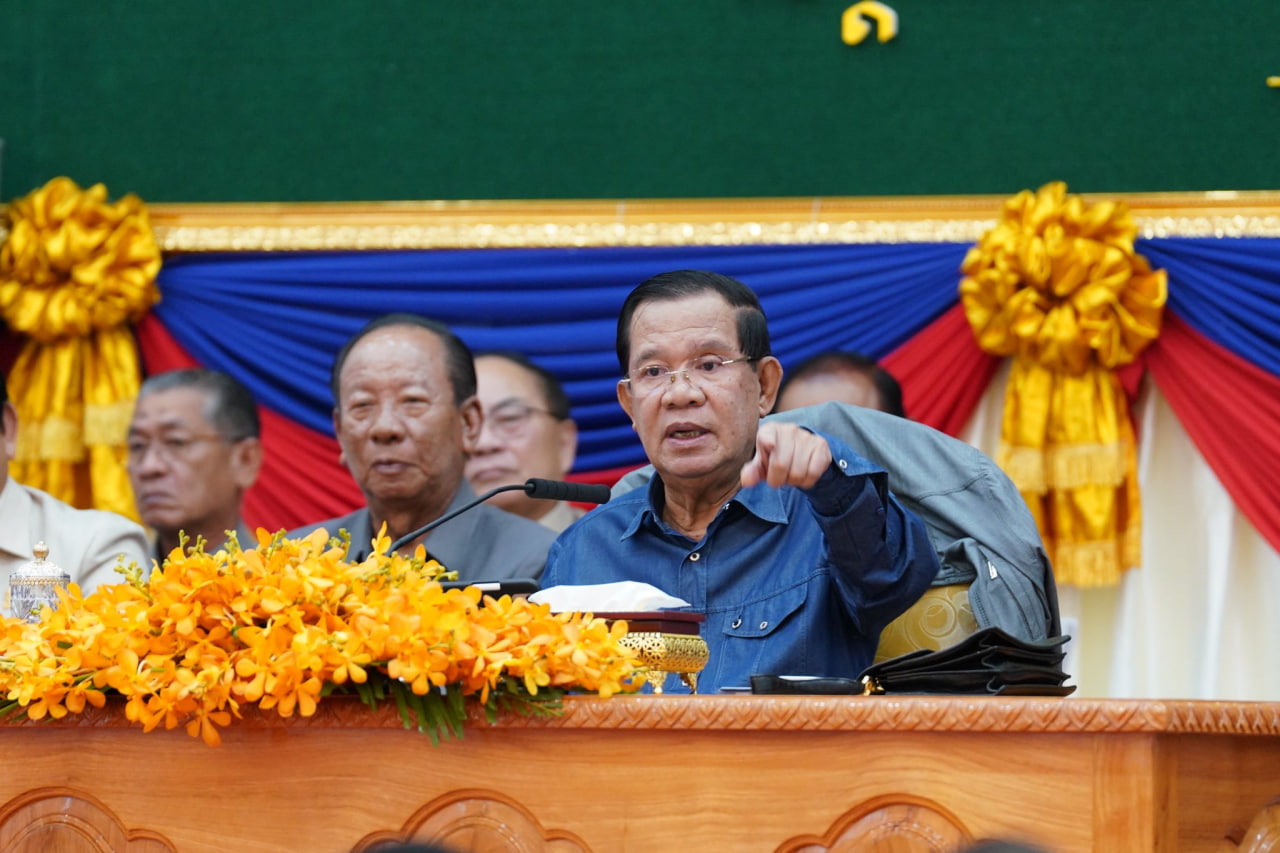 ព្រឹកថ្ងៃនេះ សម្តេចតេជោ ហ៊ុន សែន អញ្ជើញជួបសំណេះសំណាលជាមួយក្រុមប្រឹក្សា និងថ្នាក់ដឹកនាំមន្ទីរ អង្គភាពជុំវិញខេត្តតាកែវ