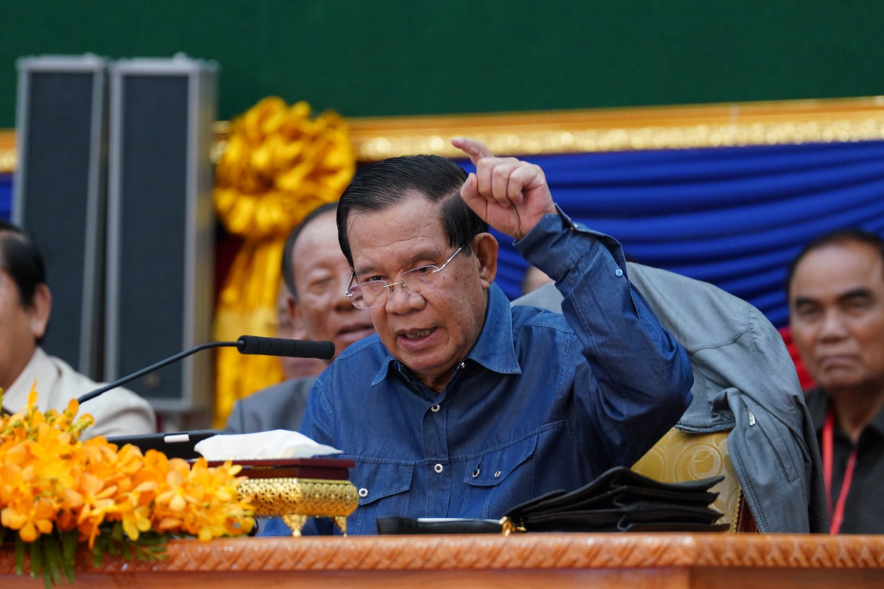 សម្តេចតេជោ ហ៊ុន សែន ចាប់អារម្មណ៍ការជជែករឿងទុរេន។ សម្តេចមានប្រសាសន៍ថា សម្តេចជាអ្នកកំពង់ចាម ទុរេនកំពង់ចាម មិនទាន់មានលទ្ធភាពផ្គត់ផ្គង់ទៅបាត់ដំបង​នោះទេ។