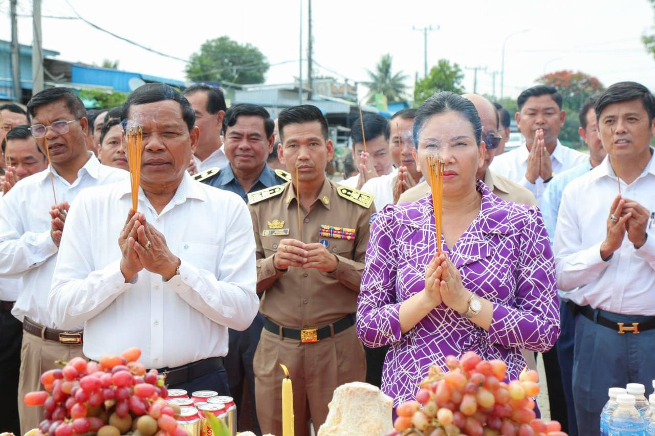 អភិបាលខេត្តប៉ៃលិន បួងសួងសុំសេចក្តីសុខចម្រើន ក្នុងឱកាសលើករូបសំណាកព្រះវិស្ណុធ្វើពីថ្មភ្នំ ដាក់លើរង្វង់មូលថ្មី