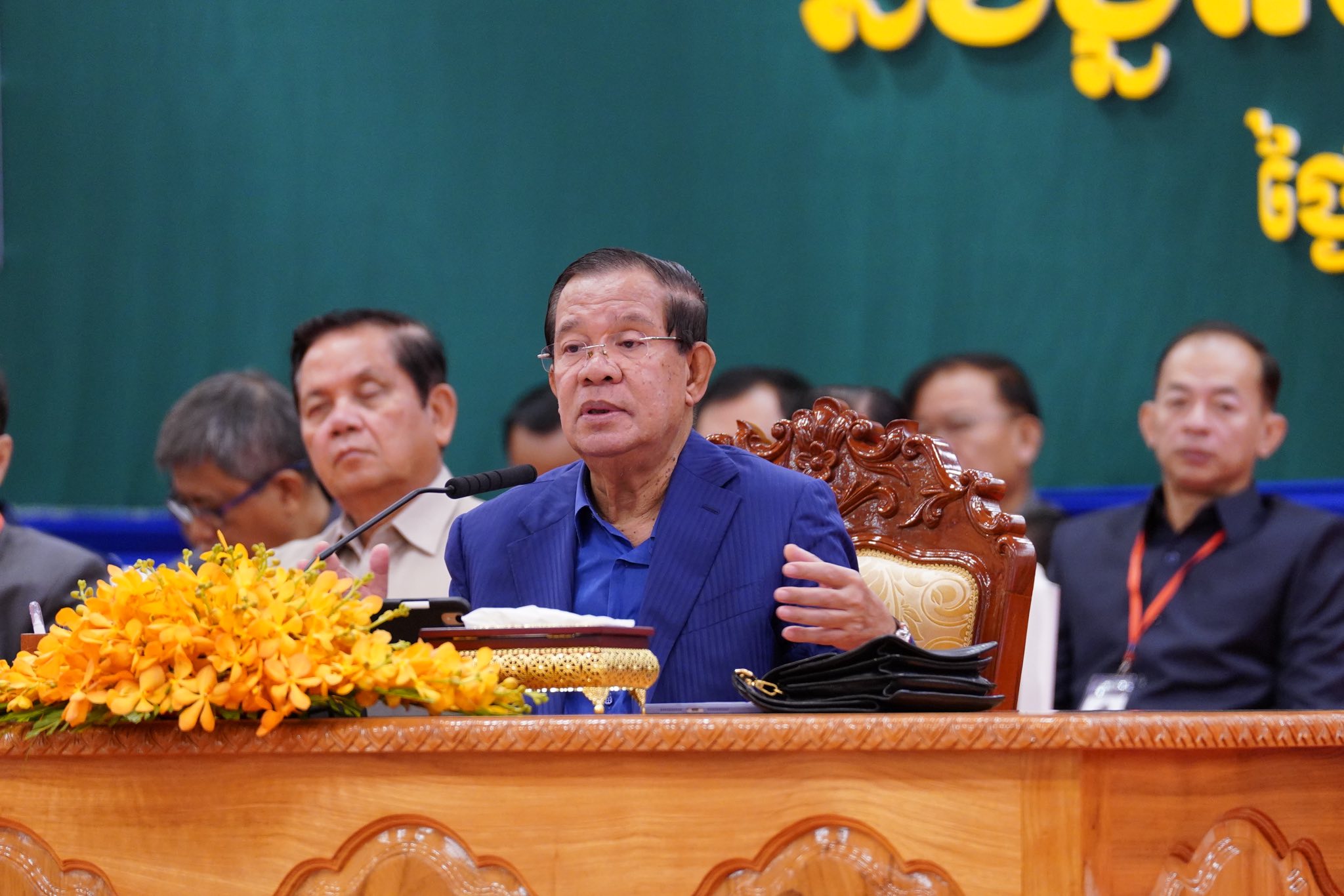 ពីខេត្តកំពង់ធំនាព្រឹកនេះ សម្តេចតេជោ ហ៊ុន សែន បានរំលឹកនូវប្រសាសន៍ដែលសម្តេចតែងរំលឹក​ដល់​មន្ត្រី​តាំងពីពេលនៅកាន់ការងារជានាយករដ្ឋមន្ត្រី «យើងត្រូវរត់ទៅរកការងារ កុំឱ្យការងារ​រត់​មក​រកយើង យើងត្រូវរត់ទៅរកប្រជាជន កុំឱ្យប្រជាជនរត់មករកយើង»។
