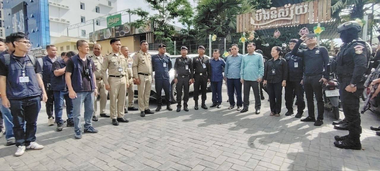 កម្លាំងចម្រុះរាជធានីភ្នំពេញ ចុះត្រួតពិនិត្យរដ្ឋបាលទីតាំងខុនដូរ URBAN VILLAGE អគារ E-F-G-H ផ្លូវ៦០ម៉ែត្រ ខណ្ឌមានជ័យ រកឃើញជនបរទេស ២០នាក់ និងជាប់ពាក់ព័ន្ធបទល្មើស Online Scams ៦នាក់