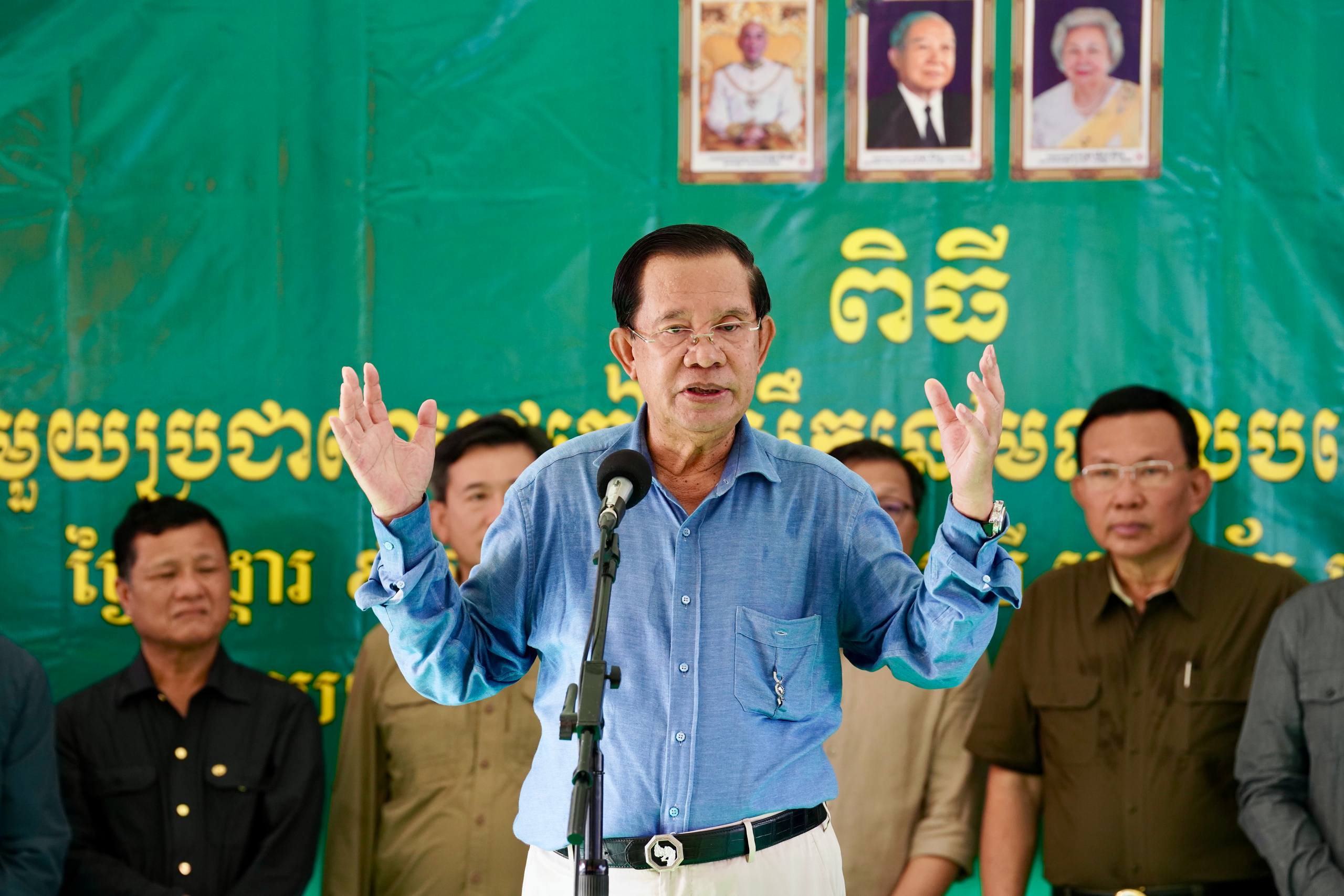 សម្តេចតេជោ ហ៊ុន សែន ជួបសំណេះសំណាល និងចែកអំណោយជូនជនភៀសសឹក​នៅមជ្ឈមណ្ឌលជនភៀស​សឹក​បណ្តោះអាសន្ននៅភូមិស្លក្រាម