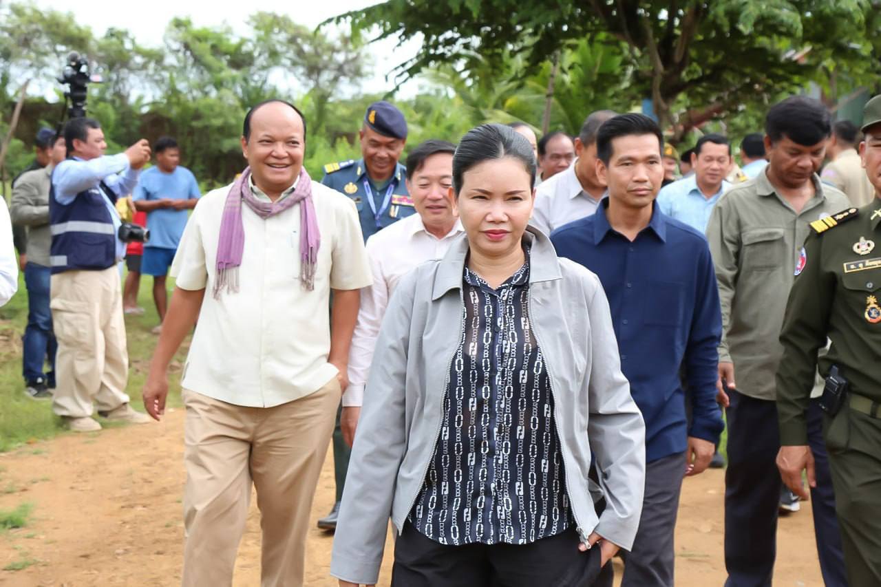 លោកស្រីបណ្ឌិត បាន ស្រីមុំ ប្រគល់ផ្ទះ១ខ្នង ជូនអតីតយុទ្ធជននៅក្នុងស្រុកសាលាក្រៅ
