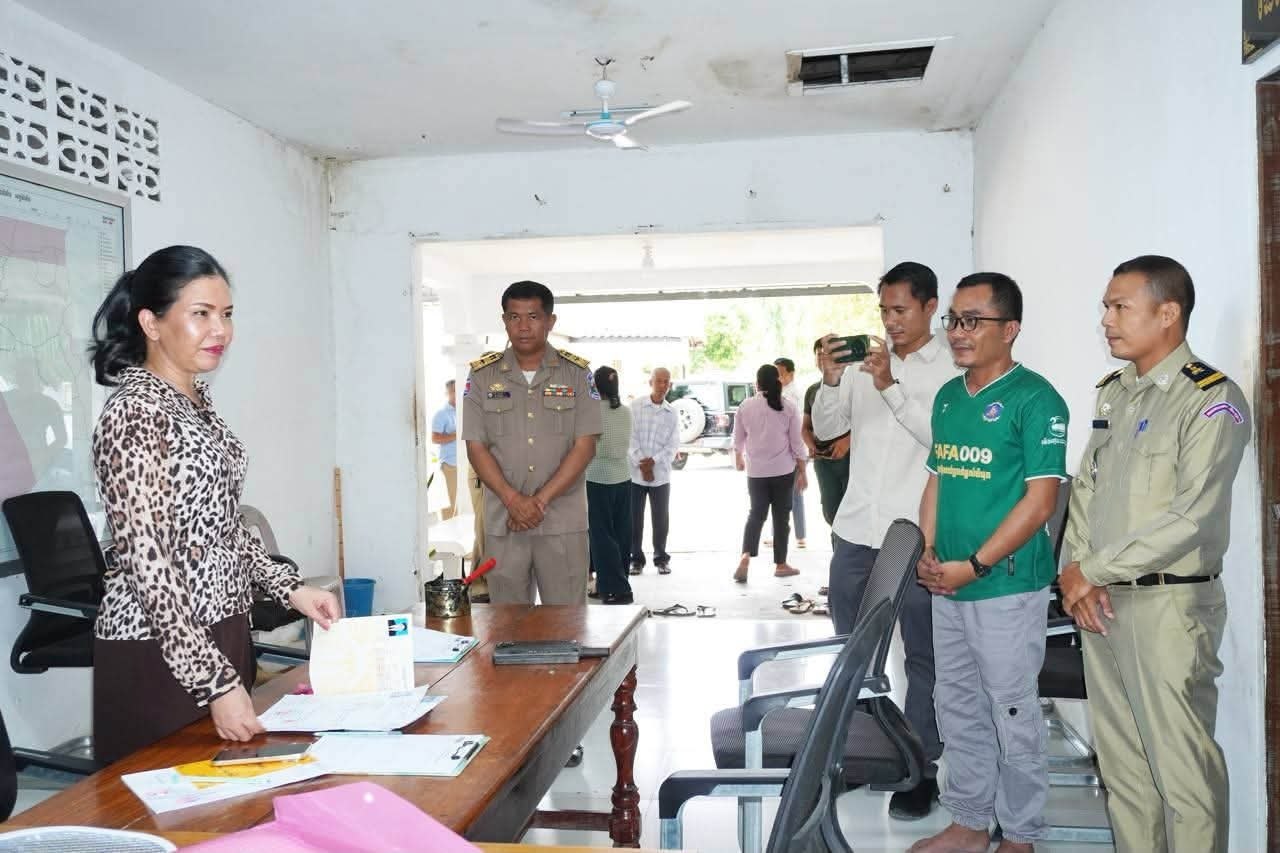 អភិបាល​ខេត្តប៉ៃ​លិន អញ្ជើញពិនិត្យមើ​លការផ្តល់សេវារបស់​ការិយា​ល័យច្រក​ចេញចូលតែមួយ ក្រុង​ស្រុក ដើម្បីបំរើសេ​វាសាធា​រណ:ជូនព​លរដ្ឋ
